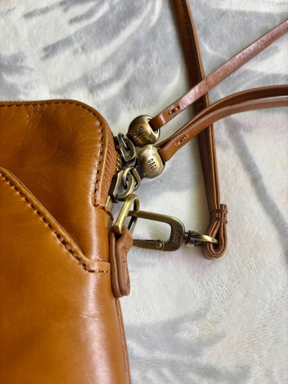 HOBO Reeva small leather Crossbody bag. - Picture 3 of 10